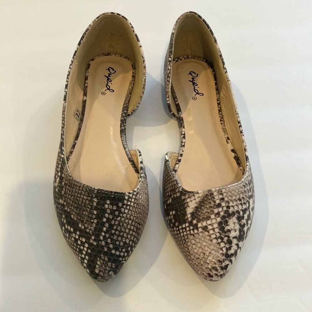 Preowned but like new faux snakeskin size 6 flats.